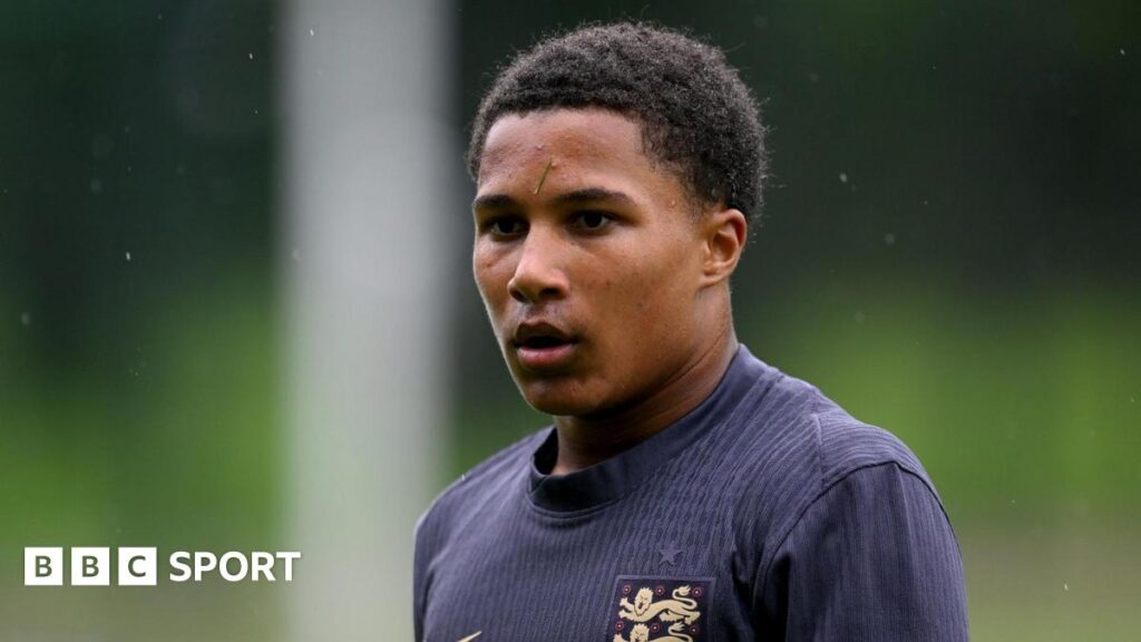 Barcelona sign 16-year-old Norwich prospect Tavares