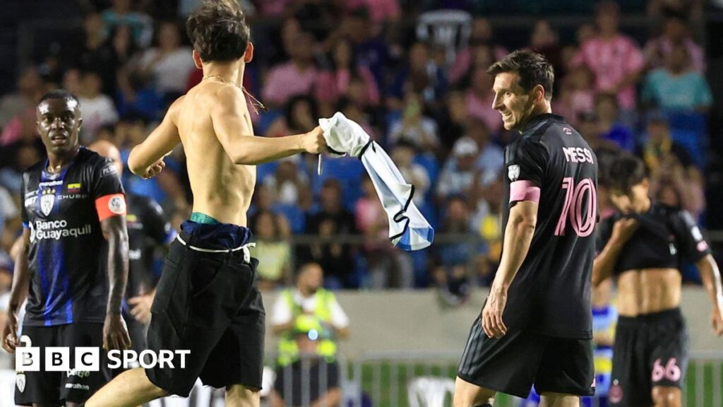 Messi tackled by pitch invader in Inter Miami meeting