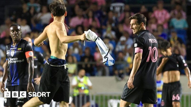 Messi tackled by pitch invader in Inter Miami meeting
