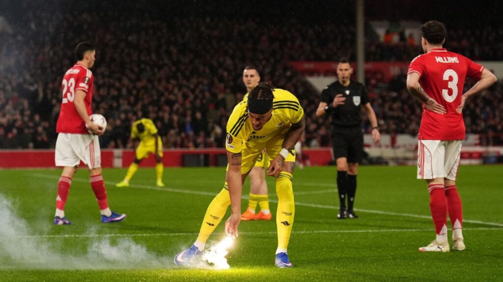 Forest dodge fireworks before advancing in UEL