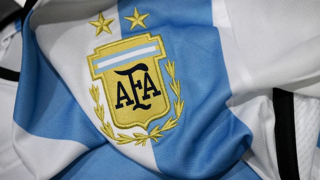 Argentine clubs to strike in response to Tapia ban
