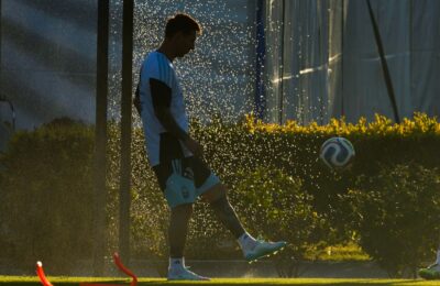 A major blow for Leo Messi: Argentina loses the French league's top scorer to the World Cup due to a serious injury