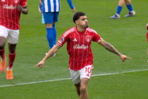 ‘What a majestic leveller!’ | Gibbs-White scores dazzling equaliser!