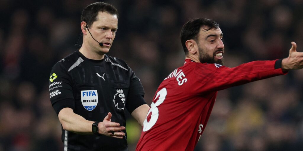 Ex-PL Ref Demands PGMOL Act After ‘Embarrassing’ Everton v Man Utd Drama