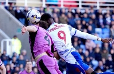 Reading coasting as Stockport, Wycombe lead; EFL on Sky LIVE!