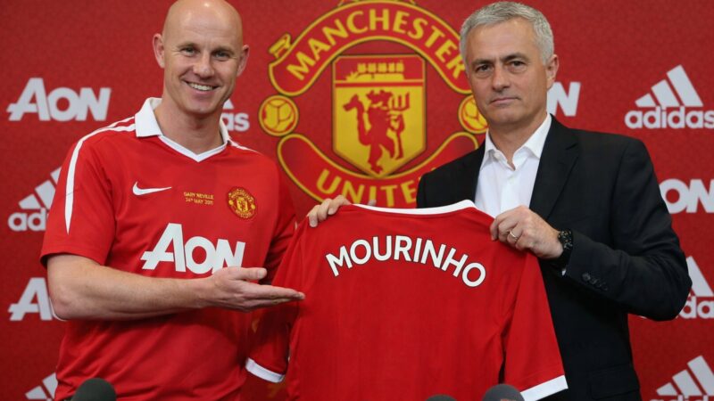 A Manchester United legend calls for the return of Jose Mourinho
