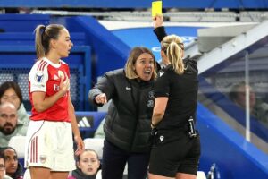 Chelsea boss slams refs after Arsenal hair pull