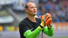 Ex-keeper Manninger dies after car hit by train — Key Details