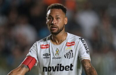 Fans unload on Neymar with brutal chants: "He's not going to the World Cup"