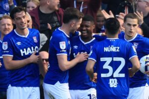 Ipswich lead; Leicester trail Sheff Wed & Lincoln head for promotion – EFL on Sky LIVE!