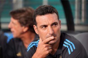 Report: Lionel Scaloni receives warning from young fan in press conference
