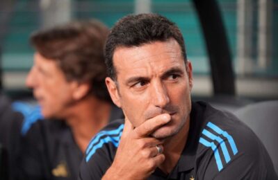 Lionel Scaloni receives warning from young fan in press conference