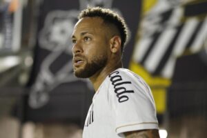 Neymar leaves field with hands on ears after Brazil star is booed during Santos vs Fluminense