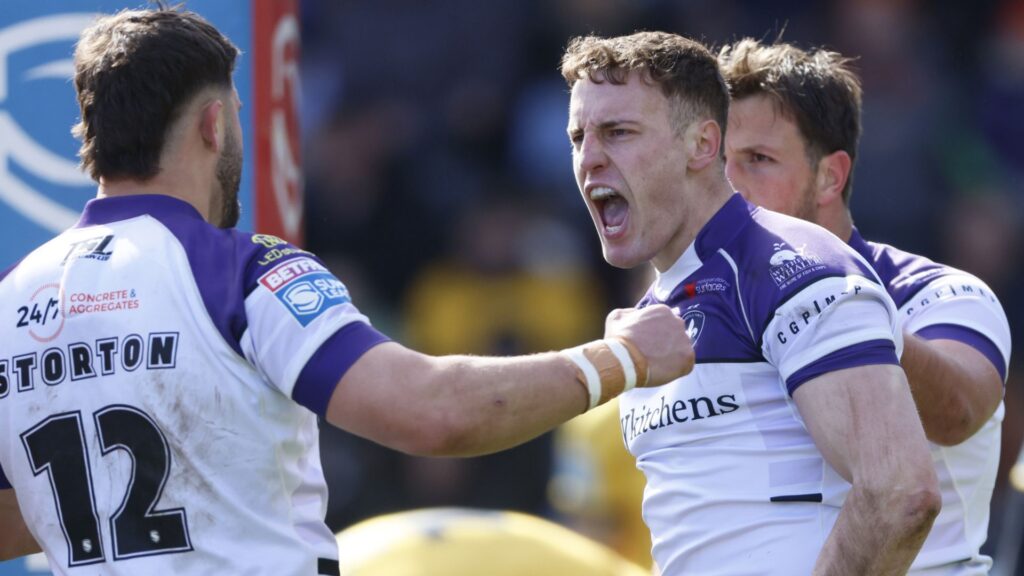 Wakefield climb to fourth in Super League with big win at Castleford