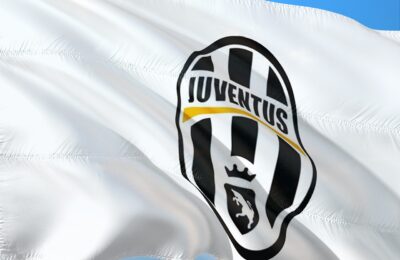 Juventus Table Offer for Barcelona Striker as Contract Decision Looms